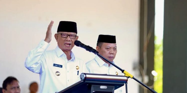 Bupati Ismet Tekankan Disiplin dan Transparansi Saat Pimpin Apel Perdana Bersama Ribuan ASN dan Perangkat Desa