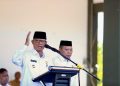 Bupati Ismet Mile didampingi Wakil Bupati Risman Tolingguhu serta Pj Sekda Amir Hamzah Hadju saat memimpin apel perdana di lingkungan Pemerintah Kabupaten Bone Bolango yang diikuti oleh seluruh ASN dan tenaga kontrak dan dilaksanakan di Alun-Alun Bone Bolango, Senin (3/3/2025). (Foto Adit/Prokopim)