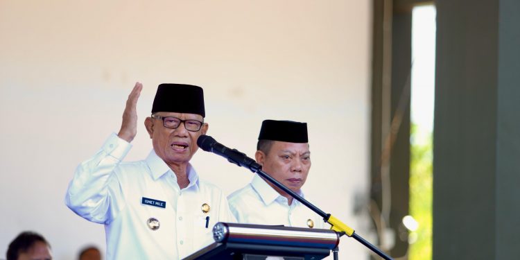 Bupati Ismet Mile didampingi Wakil Bupati Risman Tolingguhu serta Pj Sekda Amir Hamzah Hadju saat memimpin apel perdana di lingkungan Pemerintah Kabupaten Bone Bolango yang diikuti oleh seluruh ASN dan tenaga kontrak dan dilaksanakan di Alun-Alun Bone Bolango, Senin (3/3/2025). (Foto Adit/Prokopim)