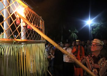 Ismet-Risman Pasang Lampu Perdana Tumbilotohe di Bandayo Rumah Dinas Bupati Bone Bolango