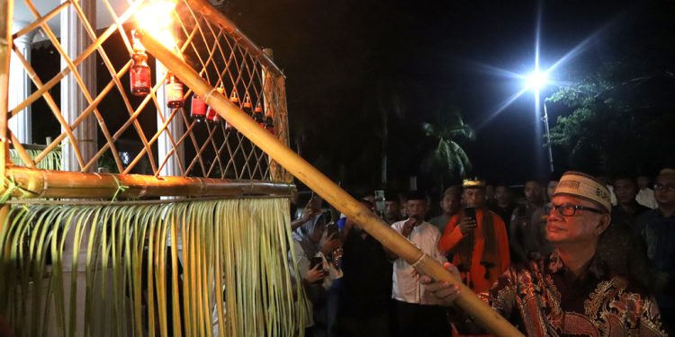 Ismet-Risman Pasang Lampu Perdana Tumbilotohe di Bandayo Rumah Dinas Bupati Bone Bolango