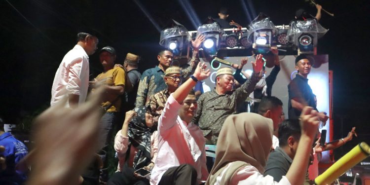 Gunakan Mobil Tronton, Bupati-Wabup Ikut Pawai Obor Bareng Remaja Masjid Bone Bolango