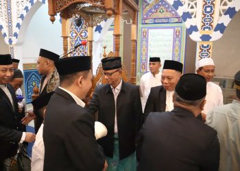 Ismet-Risman Bareng OPD dan Masyarakat Salat Ied di Masjid Agung Baitul Haq Islamic Center Bone Bolango