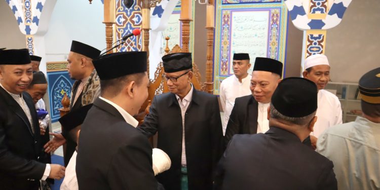 Ismet-Risman Bareng OPD dan Masyarakat Salat Ied di Masjid Agung Baitul Haq Islamic Center Bone Bolango