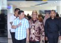 Bupati Ismet Mile saat tiba di Bandara Djalaluddin Gorontalo dan disambut langsung oleh Pj Sekda Amir Hamzah Hadju serta jajaran Organisasi Perangkat Daerah (OPD) di lingkungan Pemerintah Kabupaten Bone Bolango, Minggu (2/3/2025). (Foto Adit/Prokopim)
