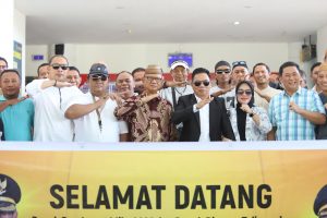 Bupati Ismet Mile didampingi Wabup Risman Tolingguhu dan Pj Sekda Amir Hamzah Hadju saat foto bersama dengan jajaran OPD Bone Bolango setelah tiba di Bandara Djalaluddin Gorontalo, Minggu (2/3/2025). (Foto Adit/Prokopim)