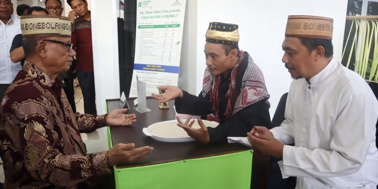 Bupati Ismet Mile Tunaikan Zakat Fitrah Lewat Baznas Bone Bolango