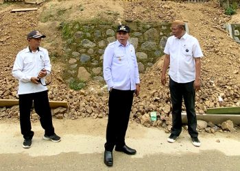 Tinjau Jalan Penghubung di Tapa, Sosok Risman Tolingguhu Dinilai Pemimpin Merakyat