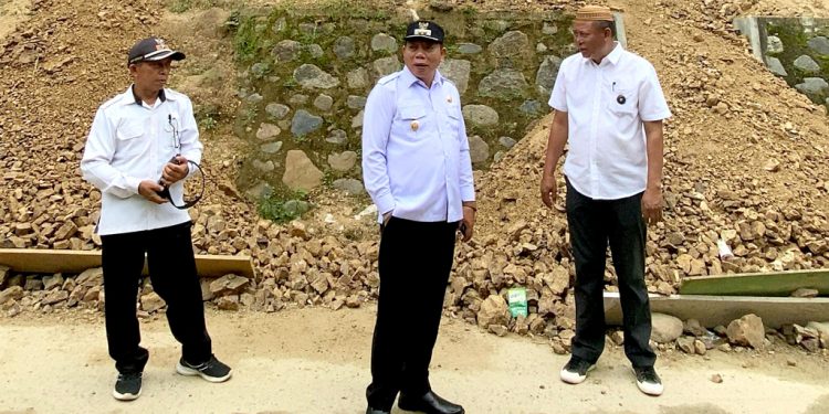 Tinjau Jalan Penghubung di Tapa, Sosok Risman Tolingguhu Dinilai Pemimpin Merakyat