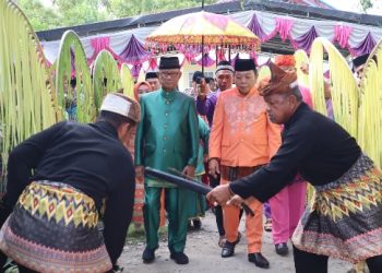 Ismet – Risman Jalani Adat Mopotilolo Perdana di Dua Kecamatan