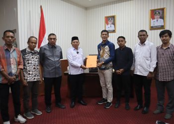 Wabup Risman Tolingguhu Terima Baju Almamater dan Nilai KHS Semeter I dari Universitas Gorontalo