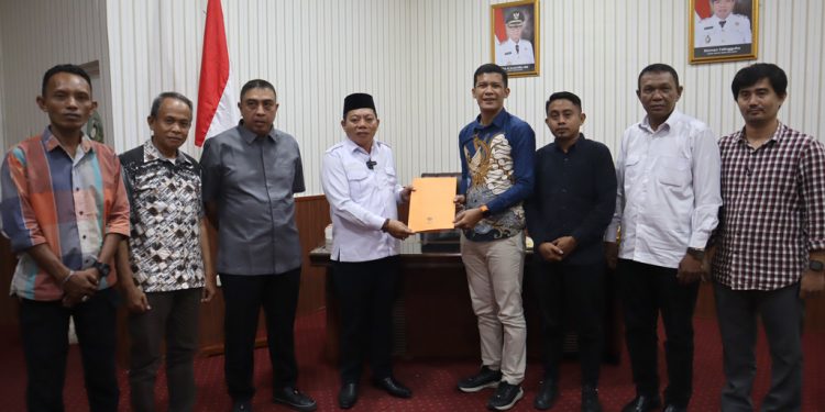 Wabup Risman Tolingguhu Terima Baju Almamater dan Nilai KHS Semeter I dari Universitas Gorontalo