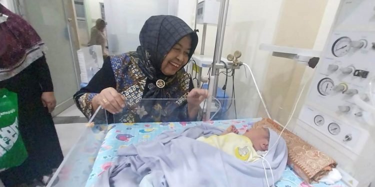 Gerak Cepat, Ruwaida Mile Jenguk Bayi Terlantar di RSUD Toto Kabila