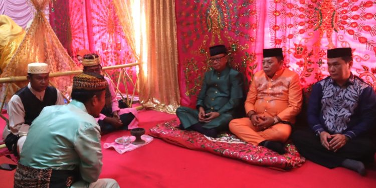 Ismet – Risman Jalani Adat Mopotilolo Perdana di Dua Kecamatan