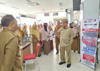 Sidak Sejumlah OPD, Bupati Ismet Mile Tekankan Peningkatan Layanan Kepada Masyarakat