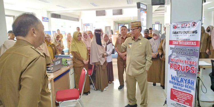 Sidak Sejumlah OPD, Bupati Ismet Mile Tekankan Peningkatan Layanan Kepada Masyarakat