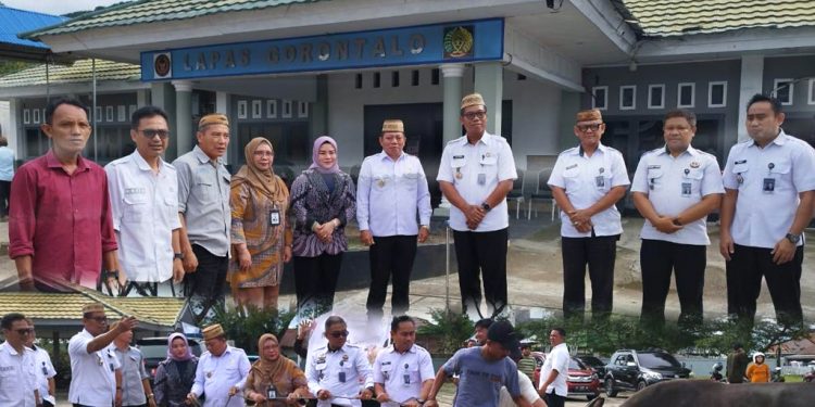 Peduli Warga Binaan, Wabup Risman Tolingguhu Serahkan Bantuan Sapi Kurban ke Lapas Gorontalo