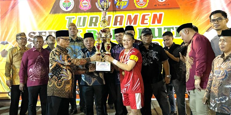 Bupati Ismet Janjikan Tournament Sepak Bola Putri di Bone Bolango