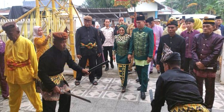 Jalani Prosesi Adat Mopotilolo, Sekda Iwan Mustapa Mohon Doa dan Dukungan