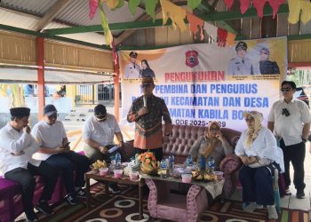 Bupati Ismet Mile didampingi Ketua Tim Pembina Posyandu Bone Bolango, Ruwaida Mile saat menghadiri pengukuhan Tim Pembina Posyandu Kecamatan dan Desa se-Kecamatan Kabila Bone di Lorong 5 Pantai Botutonuo, Minggu (27/7/2025). (Foto Indra/Diskominfo)