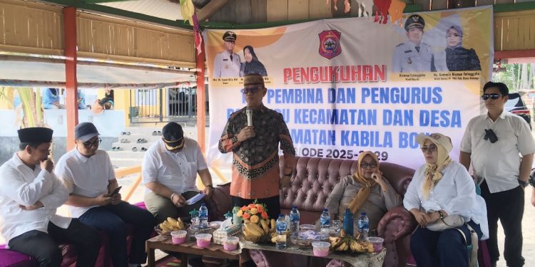 Bupati Ismet Mile didampingi Ketua Tim Pembina Posyandu Bone Bolango, Ruwaida Mile saat menghadiri pengukuhan Tim Pembina Posyandu Kecamatan dan Desa se-Kecamatan Kabila Bone di Lorong 5 Pantai Botutonuo, Minggu (27/7/2025). (Foto Indra/Diskominfo)