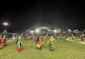 Ratusan penari saat mempersembahkan tarian khas dari 21 daerah pada kegiatan Pentas Budaya Dana-Dana Nusantara yang di gelar di Lapangan Ippot Tapa, Sabtu (26/7/2025). (Foto Indra/Diskominfo)