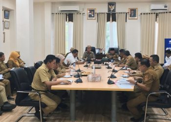 Bupati Ismet Mile didampingi Wabup Risman Tolingguhu dan Sekda Iwan Mustapa saat memimpin rapat rutin bersama seluruh pimpinan Organisasi Perangkat Daerah (OPD) hingga Camat, di Ruang Rapat Bupati, Senin (28/7/2025). (Foto Indra/Diskominfo)