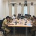 Bupati Ismet Mile didampingi Wabup Risman Tolingguhu dan Sekda Iwan Mustapa saat memimpin rapat rutin bersama seluruh pimpinan Organisasi Perangkat Daerah (OPD) hingga Camat, di Ruang Rapat Bupati, Senin (28/7/2025). (Foto Indra/Diskominfo)