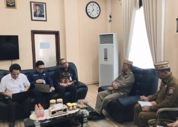 Bupati Ismet Mile didampingi Sekda Iwan Mustapa saat menerima kunjungan kerja Badan Pengendalian Lingkungan Hidup, Kementerian Lingkungan Hidup di Ruang Kerja Bupati, Senin (28/7/2025). (Foto Indra/Diskominfo)