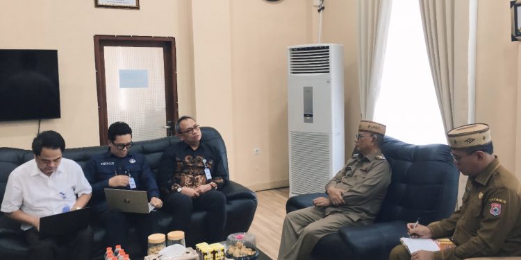 Bupati Ismet Mile didampingi Sekda Iwan Mustapa saat menerima kunjungan kerja Badan Pengendalian Lingkungan Hidup, Kementerian Lingkungan Hidup di Ruang Kerja Bupati, Senin (28/7/2025). (Foto Indra/Diskominfo)