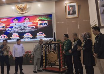 Bupati Ismet Mile didampingi Wabup Risman Tolingguhu saat melaunching Proyek Perubahan Peserta PKN II Angkatan VI Tahun 2025 di Aula BPMP Provinsi Gorontalo, Rabu (30/7/2025). (F. Indra/Diskominfo)