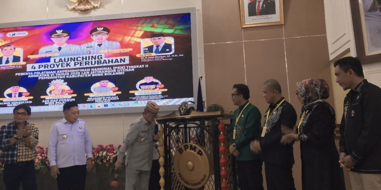 Bupati Ismet Mile didampingi Wabup Risman Tolingguhu saat melaunching Proyek Perubahan Peserta PKN II Angkatan VI Tahun 2025 di Aula BPMP Provinsi Gorontalo, Rabu (30/7/2025). (F. Indra/Diskominfo)