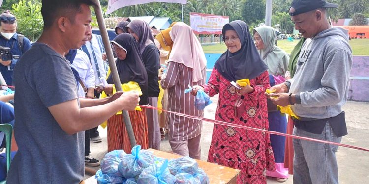 Merasa Terbantu, Warga Kabila Bone Berharap Pasar Murah Bersubsidi Pemkab Bone Bolango Terus Diadakan