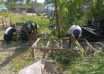 Satgas TMMD Kodim 1304 Gorontalo bersama masyarakat saat bahu membahu melakukan pengeboran dan pembuatan bak penampung air di Desa Buata, Kecamatan Botupingge, Sabtu (26/7/2025). (F. Istimewa)