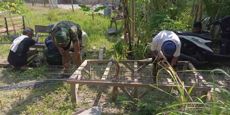 Satgas TMMD Kodim 1304 Gorontalo bersama masyarakat saat bahu membahu melakukan pengeboran dan pembuatan bak penampung air di Desa Buata, Kecamatan Botupingge, Sabtu (26/7/2025). (F. Istimewa)