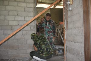 Satgas TMM Kodim 1304 Gorontalo saat melanjutkan pekerjaan sasaran fisik renovasi rumah tidak layak huni di saat hari libur, Minggu (27/7/2025). Foto Istimewa)
