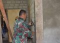 Satgas TMM Kodim 1304 Gorontalo saat melanjutkan pekerjaan sasaran fisik renovasi rumah tidak layak huni di saat hari libur, Minggu (27/7/2025). (Foto Istimewa)
