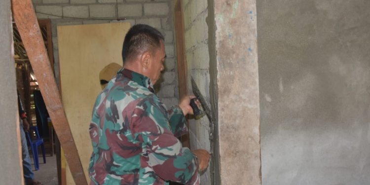 Satgas TMM Kodim 1304 Gorontalo saat melanjutkan pekerjaan sasaran fisik renovasi rumah tidak layak huni di saat hari libur, Minggu (27/7/2025). (Foto Istimewa)