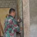 Satgas TMM Kodim 1304 Gorontalo saat melanjutkan pekerjaan sasaran fisik renovasi rumah tidak layak huni di saat hari libur, Minggu (27/7/2025). (Foto Istimewa)