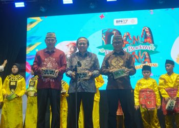 Sekda Iwan Mustapa saat menghadiri Pentas Budaya Dana-Dana Nusantara yang di gelar di Lapangan Ippot Tapa, Sabtu (26/7/2025). (Foto Onal/Prokopim)