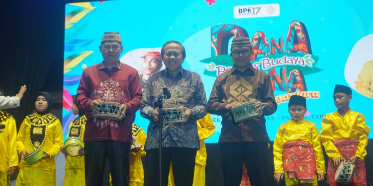 Sekda Iwan Mustapa saat menghadiri Pentas Budaya Dana-Dana Nusantara yang di gelar di Lapangan Ippot Tapa, Sabtu (26/7/2025). (Foto Onal/Prokopim)