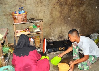 Anggota Satgas TMMD Kodim 1304 Gorontalo saat menyempatkan diri membantu para ibu memasak makanan sehari-hari, Selasa (29/7/2025). (Foto Istimewa)