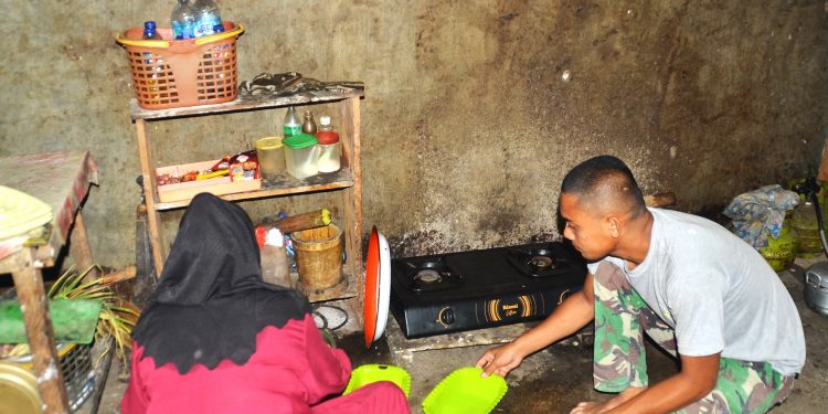 Anggota Satgas TMMD Kodim 1304 Gorontalo saat menyempatkan diri membantu para ibu memasak makanan sehari-hari, Selasa (29/7/2025). (Foto Istimewa)