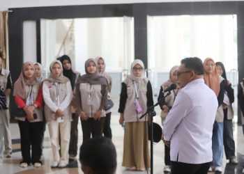 Wabup Risman Tolingguhu saat melepas ratusan mahasiswa KKP Universitas Gorontalo di Lobby Kantor Bupati, Rabu (30/7/2025). (F.Yudi/Prokopim)