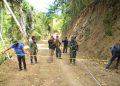 Satgas TMMD 125 Kodim 1304 Gorontalo bersama Tim Teknis Dinas PUPR Bone Bolango saat melakukan pengukuran pembukaan akses jalan rabat beton yang menghubungkan Dusun Waolo dan Desa Molutabu, Kabila Bone, Rabu (30/7/2025) (F.Istimewa)