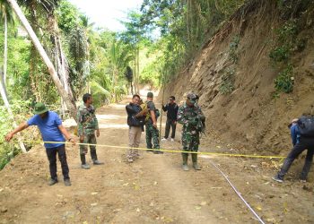 Satgas TMMD 125 Kodim 1304 Gorontalo bersama Tim Teknis Dinas PUPR Bone Bolango saat melakukan pengukuran pembukaan akses jalan rabat beton yang menghubungkan Dusun Waolo dan Desa Molutabu, Kabila Bone, Rabu (30/7/2025) (F.Istimewa)