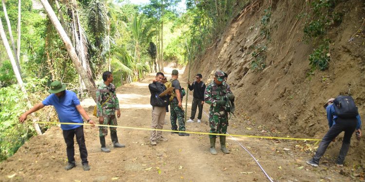 Satgas TMMD 125 Kodim 1304 Gorontalo bersama Tim Teknis Dinas PUPR Bone Bolango saat melakukan pengukuran pembukaan akses jalan rabat beton yang menghubungkan Dusun Waolo dan Desa Molutabu, Kabila Bone, Rabu (30/7/2025) (F.Istimewa)