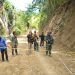 Satgas TMMD 125 Kodim 1304 Gorontalo bersama Tim Teknis Dinas PUPR Bone Bolango saat melakukan pengukuran pembukaan akses jalan rabat beton yang menghubungkan Dusun Waolo dan Desa Molutabu, Kabila Bone, Rabu (30/7/2025) (F.Istimewa)
