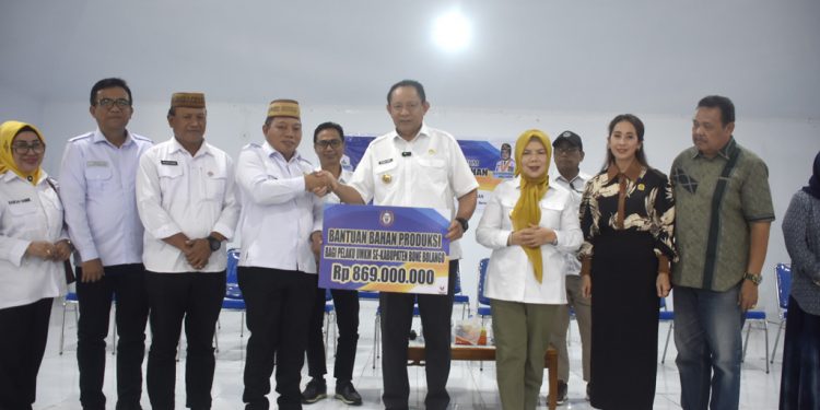 Pemprov Gorontalo Salurkan 869 Paket Bantuan Tahap Dua untuk UMKM Bone Bolango