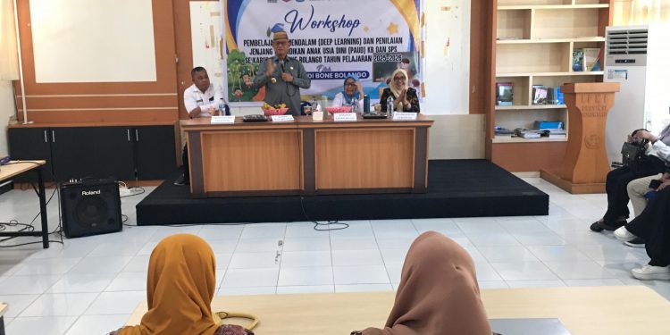 Bupati Ismet Mile saat memberikan sambutan sekaligus membuka kegiatan Workshop Pembelajaran Mendalam (Deep Learning) dan Penilaian Jenjang Pendidikan Anak Usia Dini (PAUD) KB dan SPS se-Kabupaten Bone Bolango Tahun Pelajaran 2025-2026 di Ruang Tilango 2 BPMP Provinsi Gorontalo, Jumat (1/8/2025). (F.Indra/Diskominfo)
